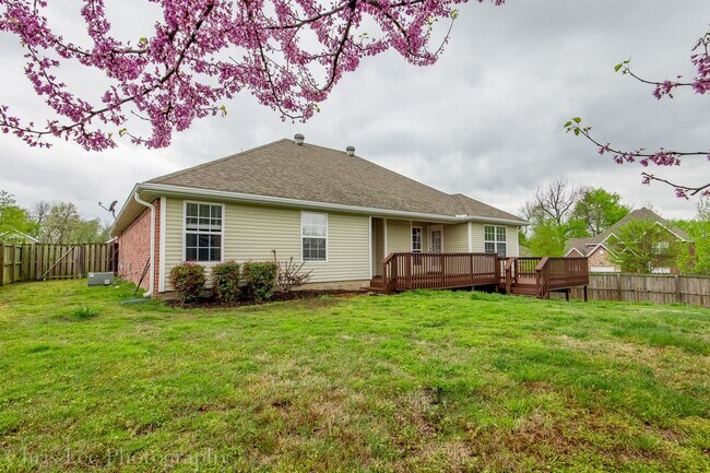 Building Photo - Spacious 3 Bedroom Home on Corner Lot! Must See!