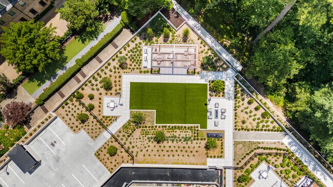 Building Photo - 2660 Peachtree Rd NW