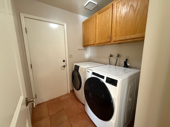 Building Photo - Massive 5-bedroom home in the El Sobrante / Greenbriar Neighborhood