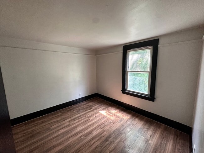 Building Photo - 4 bedroom, House