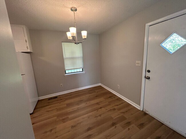 Building Photo - 3br 1.5 ba available now