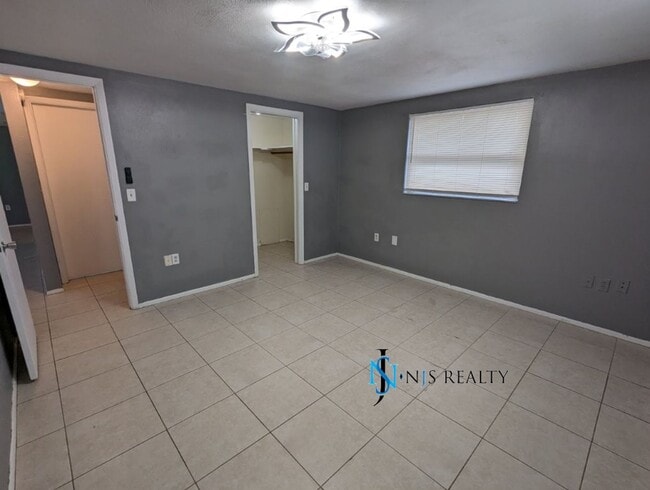 Building Photo - Large 1270 Sq. Ft. 3/2/1 tile floors, walk-in-closet, indoor laundry, fenced yard and spacious ki...