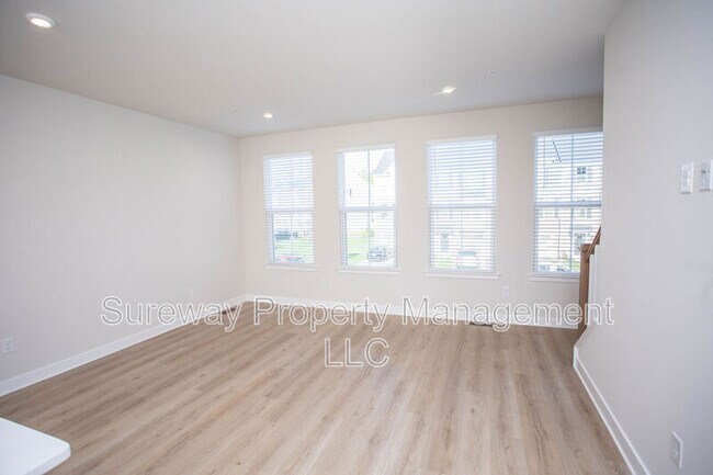 Building Photo - 8 Foxwood Dr