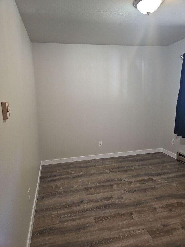 Building Photo - 402 Arland Ave W