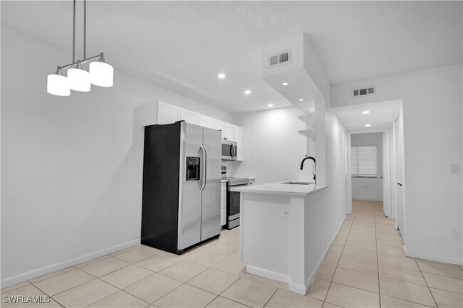 Building Photo - 4601 Bayshore Dr