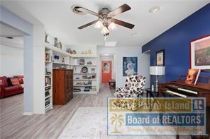 Building Photo - 505 W Esperanza Ave