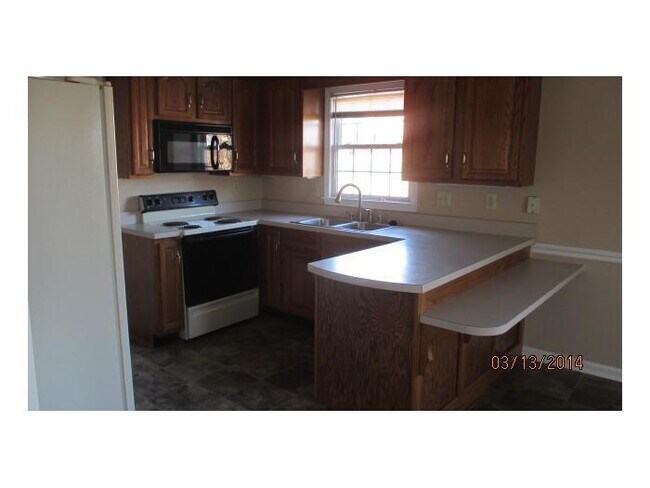 Building Photo - 5 Bedroom 2 1/2 Bath Home For Rent!