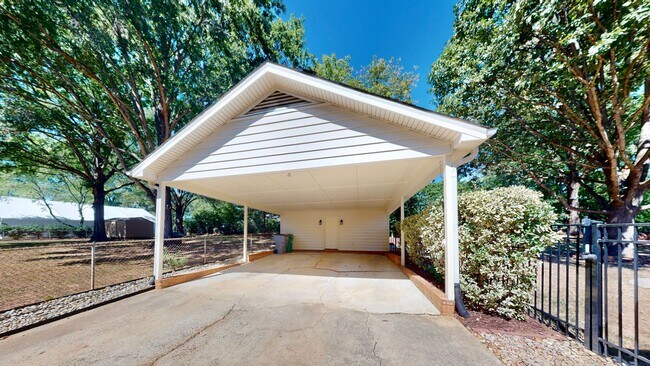 Building Photo - 6810 Rosemary Ln