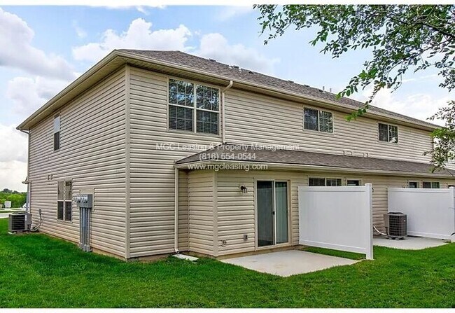 Building Photo - EAGLE CREEK LUXURY TOWNHOME