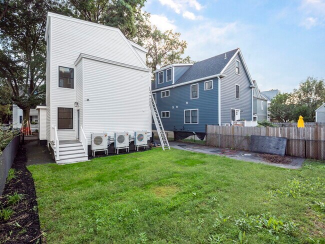 Building Photo - 10 Van Norden St