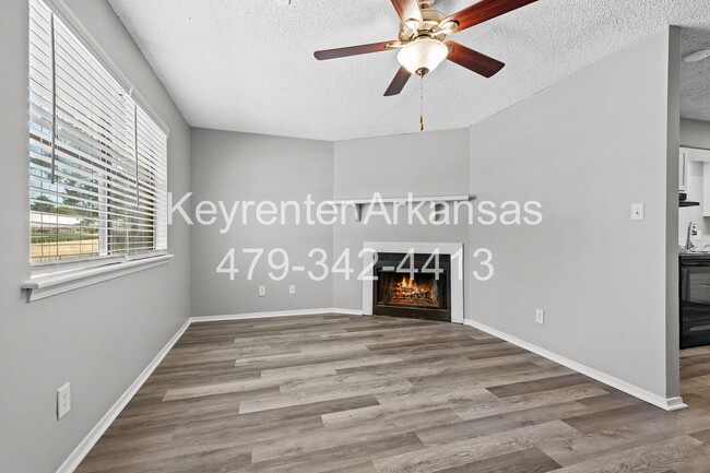 Building Photo - Newly Renovated Duplex in West Fayetteville!