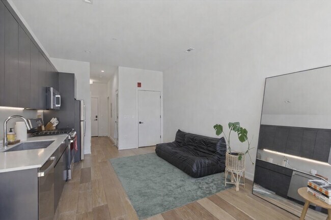 Building Photo - 4513 N Clark St