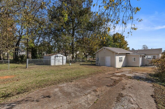 Building Photo - 801 E Mobile St