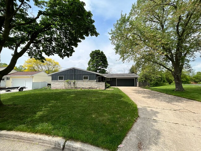 Building Photo - Spacious & Secluded 2BR/2BA Wauwatosa Sing...