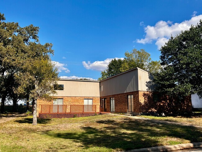 Building Photo - 2600 Arbor Dr