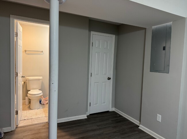 Building Photo - Spacious 4-Bedroom Home with Den, Fenced Yard & 3-Car Garage. Available Late July!