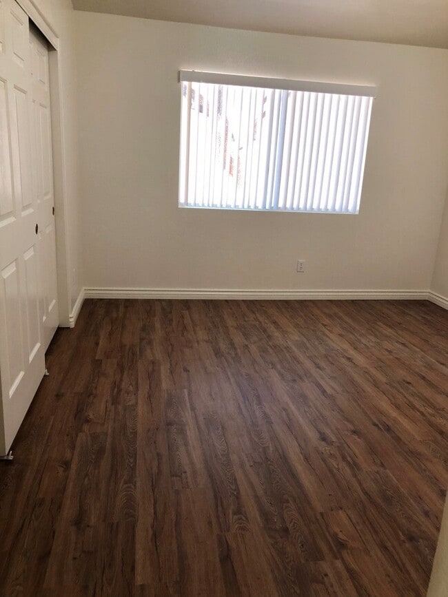 Building Photo - Beautiful Single Story Home