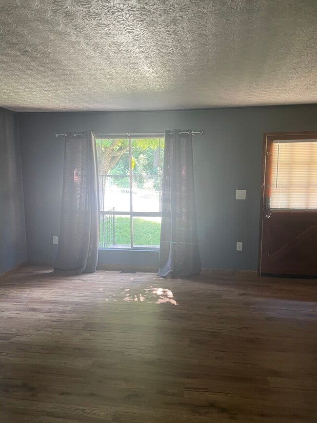 Building Photo - Three bedroom 1 1/2 bath ranch home