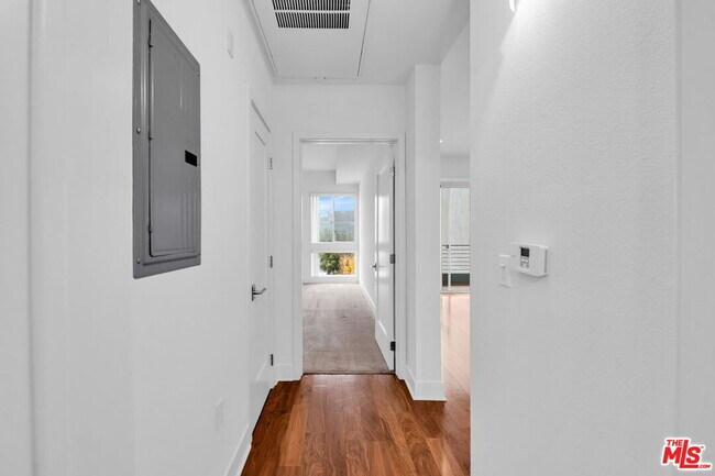 Building Photo - 4211 Redwood Ave