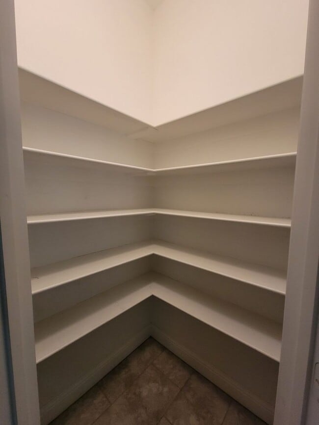 Building Photo - PRE LEASING 3 Bed 2 Bath Heritage Hills Beauty