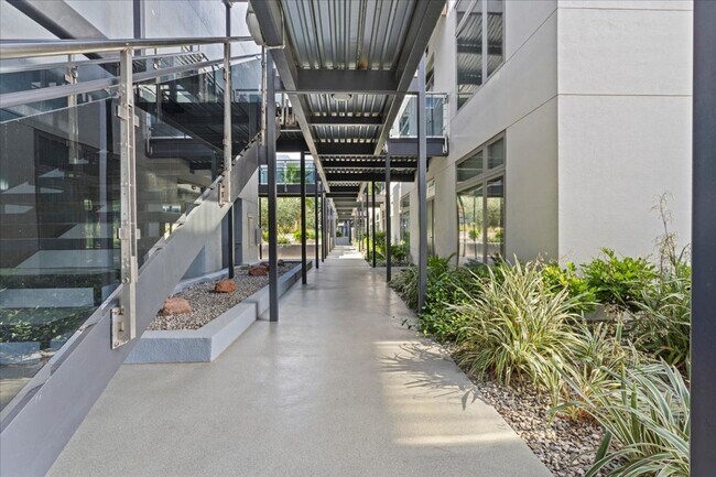 Building Photo - Stunning Modern 2 Bedroom, 2 Bathroom Home!