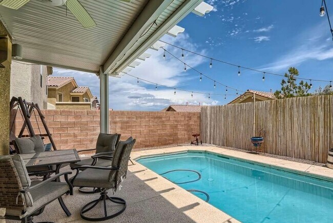 Building Photo - Beautiful Home w/Sparkling Pool