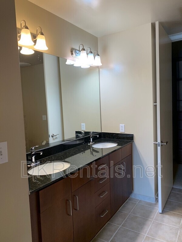 Building Photo - 711 Cosmopolitan Dr NE