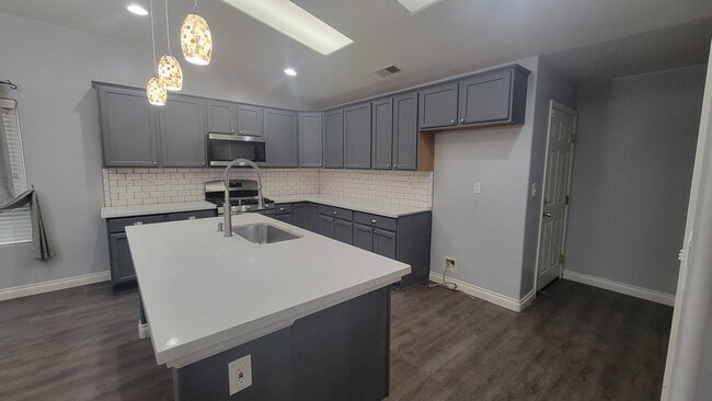 Building Photo - 10919 Golden Valley Dr