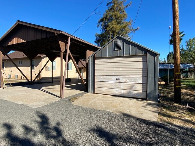 Building Photo - Large 3bd 2 ba home with a great country feel.