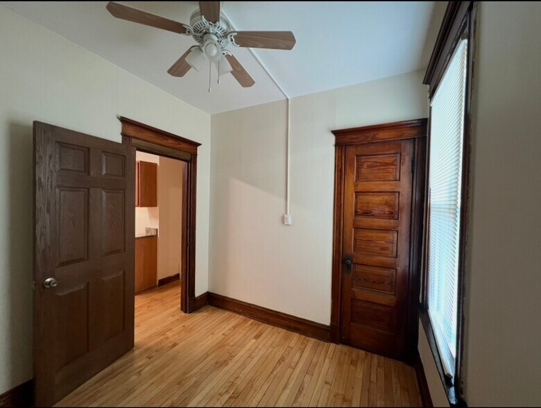 Third bedroom, Will, closet, and ceiling - 3748 W Lyndale St