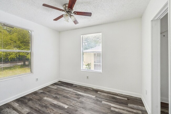 Building Photo - 2-Bedroom, 1.5-Bathroom Home in Tampa – Pe...