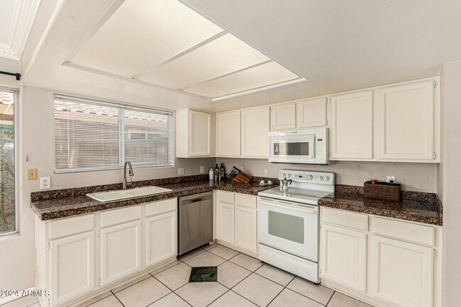 Building Photo - 3223 E Poinsettia Dr