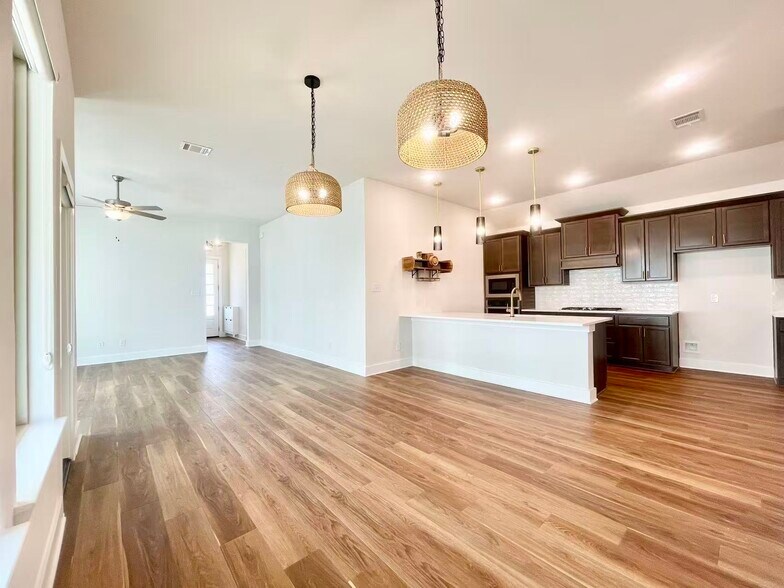 Building Photo - 3320 Eddington Dr