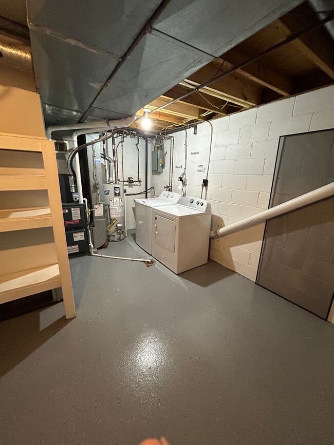 Building Photo - Modern Charm: 2 BR Home with Finished Basement, Pet Friendly, Assigned Parking, and Prime Location!