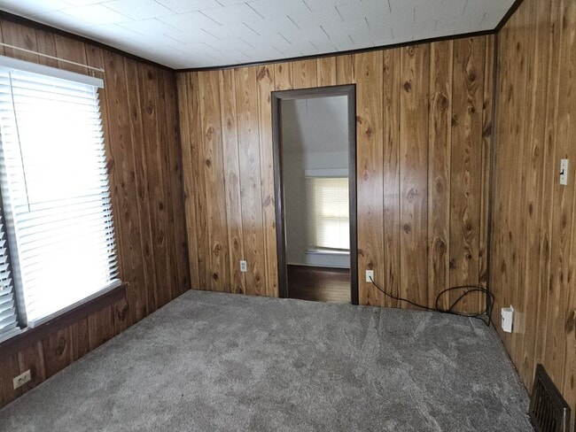 Building Photo - 2 bedroom 1.5 bath single family home