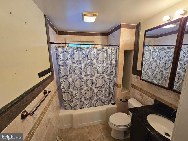 Building Photo - 147 W Douglass St