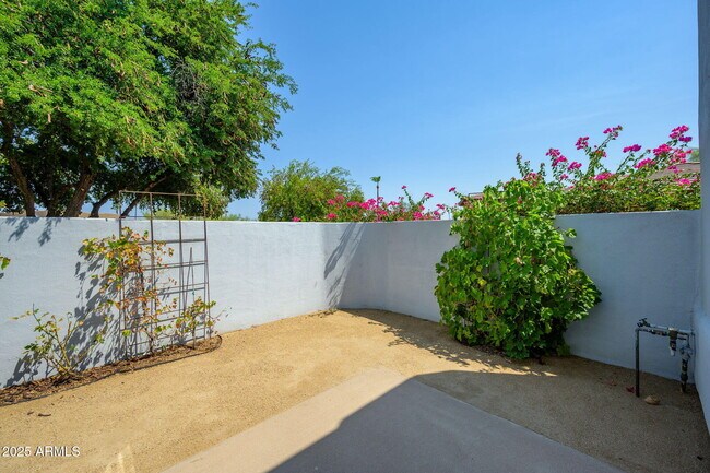 Building Photo - 25810 N Abajo Dr
