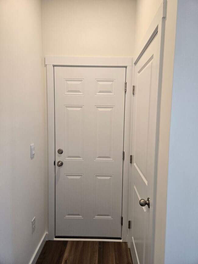 Building Photo - 4Bedroom 2.5Bathroom Townhouse!