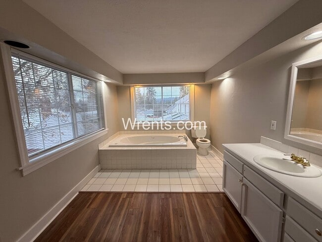 Building Photo - Beautiful 3 bed 2 bath updated home! Half off first months rent!