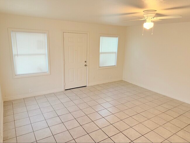 Building Photo - 818 E Rte 66