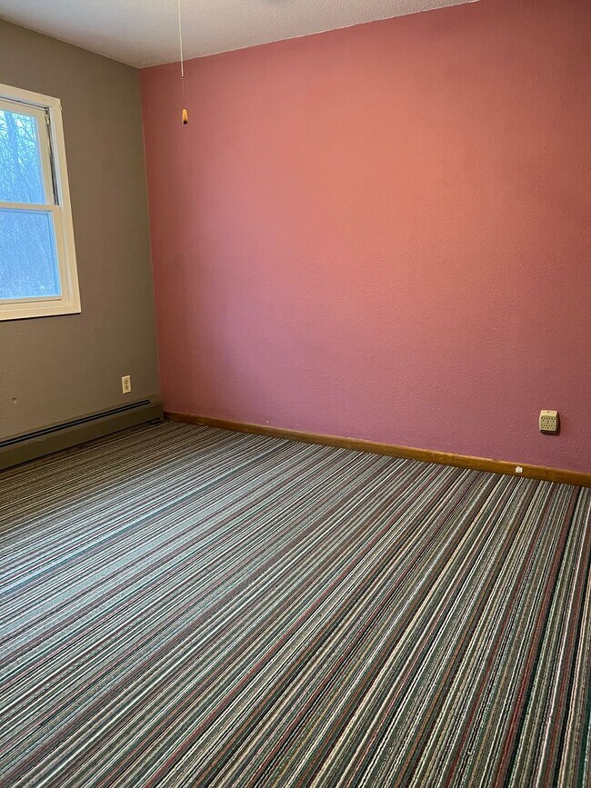 Building Photo - 3 Bedroom Apartment-Pulaski Iowa