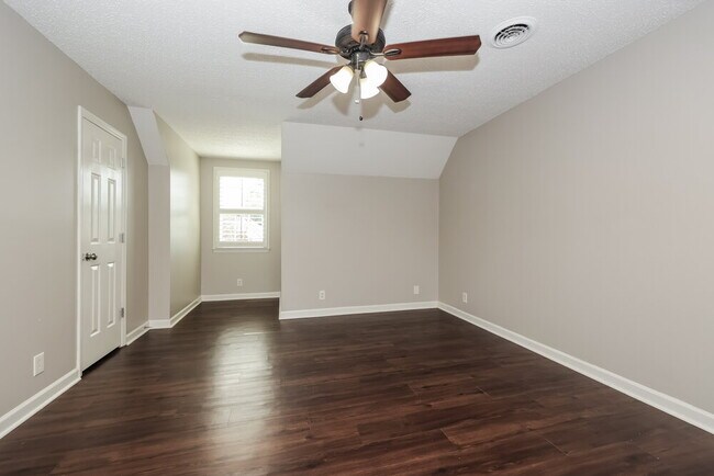 Building Photo - 1106 Victoria Dr