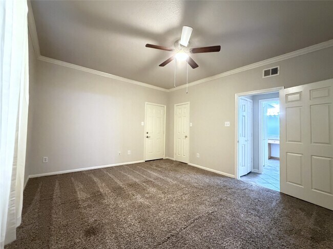 Building Photo - 2255 Braeswood Park Dr