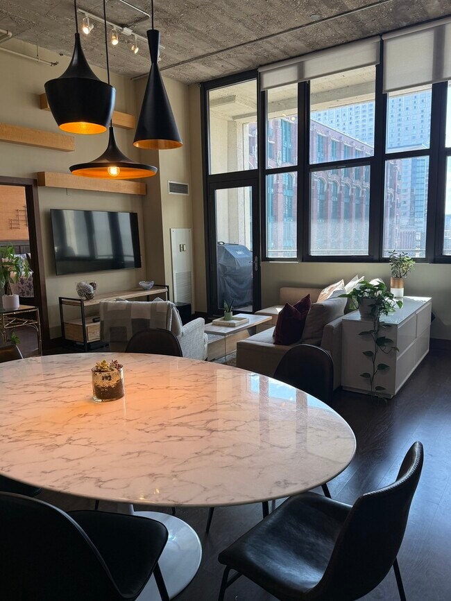 Building Photo - 320 E 21st St