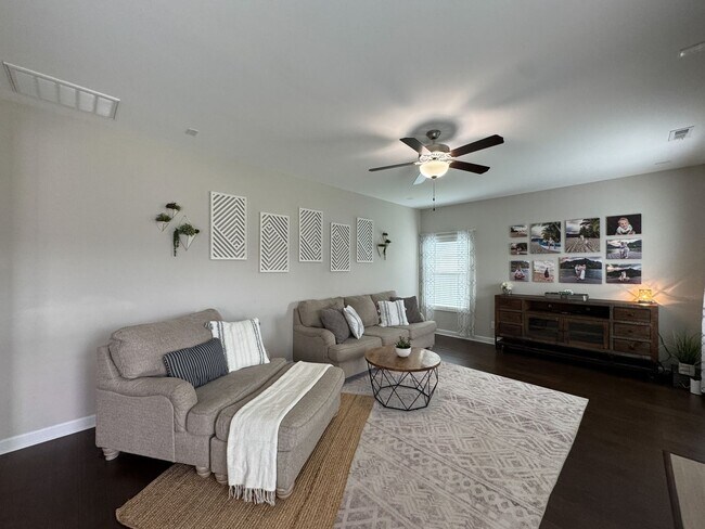 Building Photo - Gorgeous 4 Bed 2.5 Bath Home with Fenced Backyard