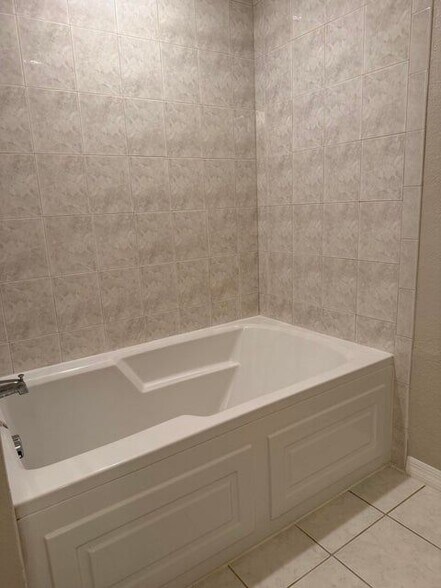 Building Photo - 1739 N Dovetail Dr