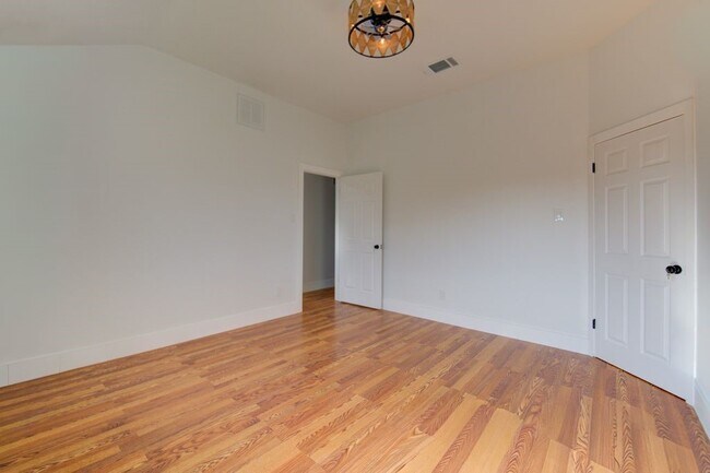 Building Photo - 19403 Lake Hollow Ln