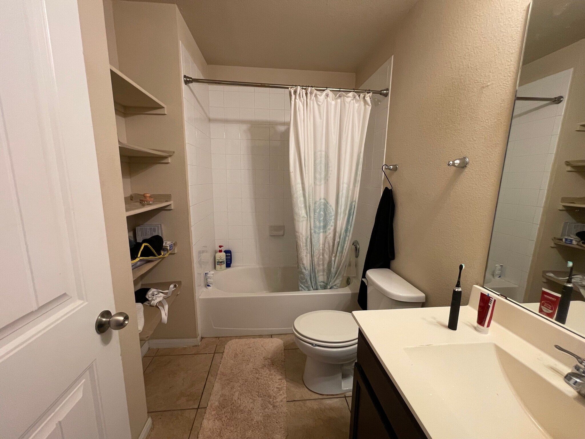 Building Photo - Room in House on Bettylou Ln