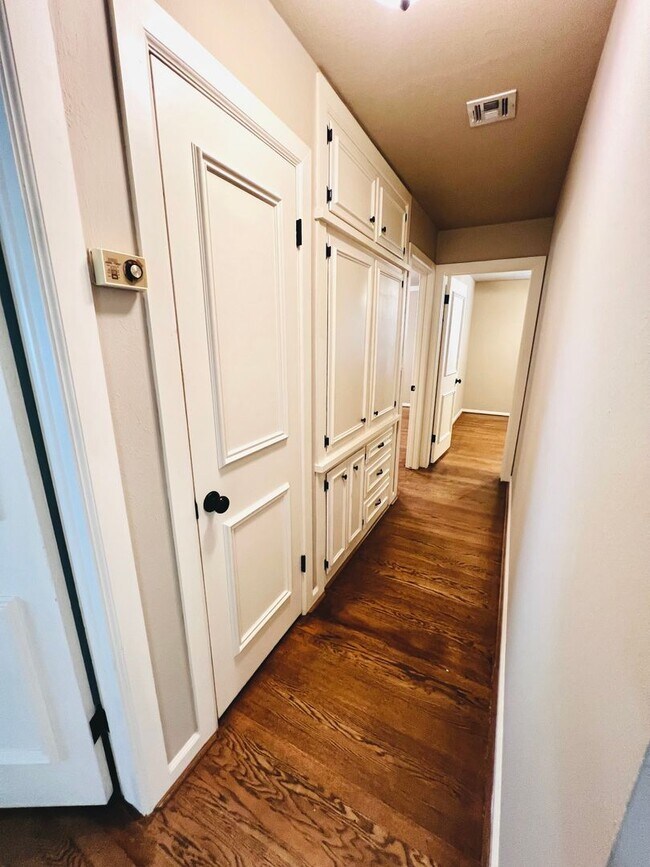Building Photo - Beautifully, Corner-Lot 3BD 2BA Home in Be...