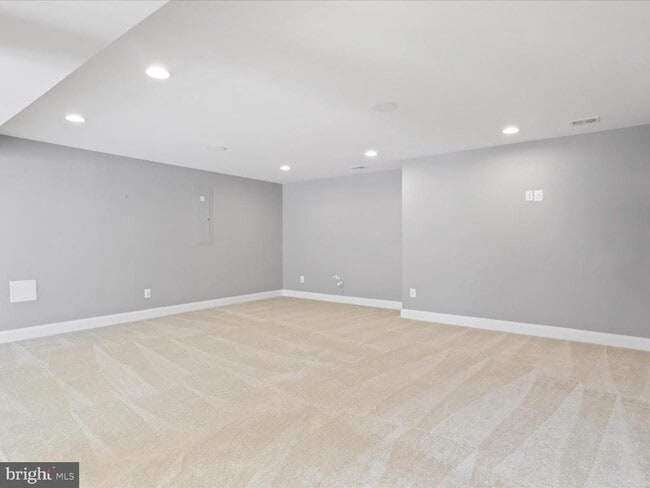 Building Photo - 41595 Revival Dr